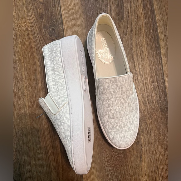 Michael Kors slide on shoe - Picture 6 of 7